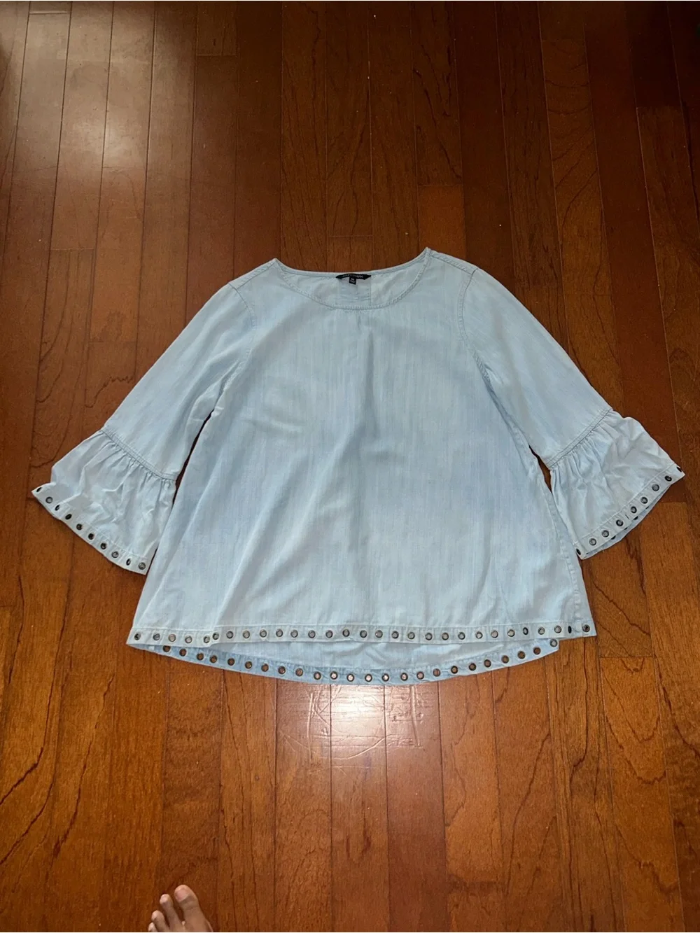 John Mark Faux Denim Flutter Bell Sleeve Blouse Eyelet Grommet Hem Size M - Picture 2 of 8
